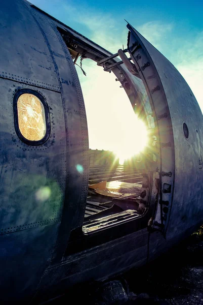 Tür des Flugzeugwracks auf verlassenem Feld — Stockfoto