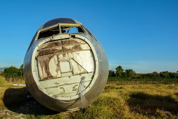 Flugzeugwrack auf verlassenem Feld — Stockfoto