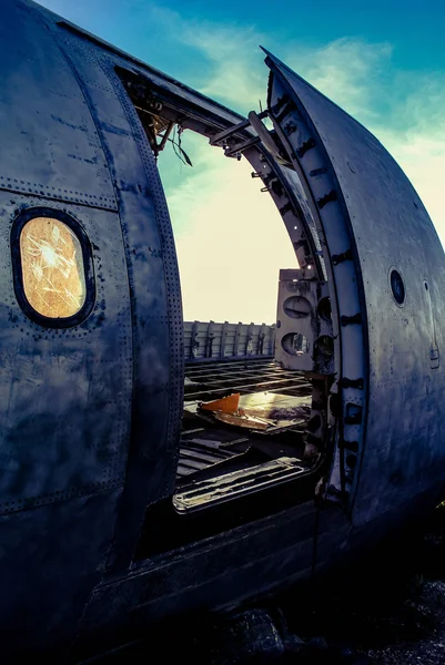 Puerta del accidente de avión en el campo de abandono —  Fotos de Stock