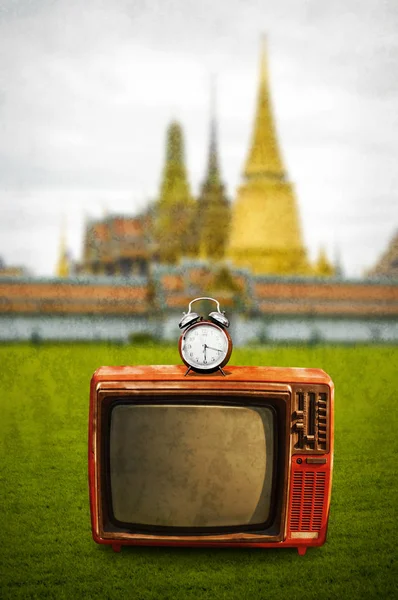 Old television with nice Buddhist temple background — Stock Photo, Image