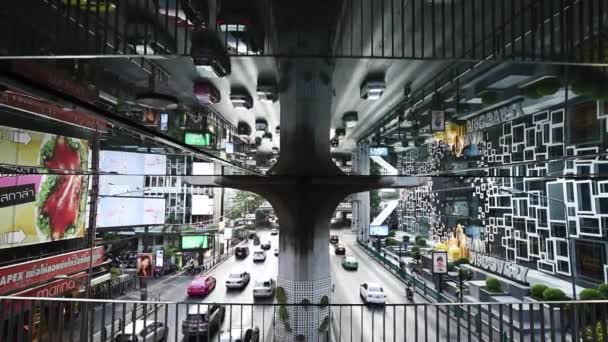 Tráfico en Siam Discovery con reflejo de la carretera en el techo del paso elevado — Vídeo de stock