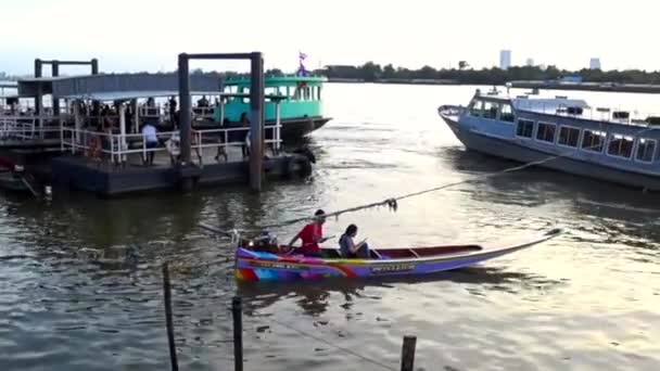 Thaise Long Tail Ferry Boat op de Chao Phraya-rivier — Stockvideo