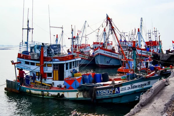 Horgászcsónak Horgonyzott a dokk — Stock Fotó