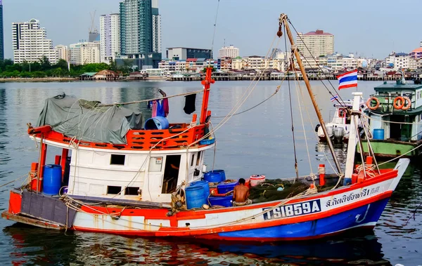 Barco de pesca amarrado en el muelle — Foto de Stock