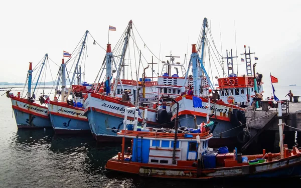Barco de pesca atracado na doca — Fotografia de Stock