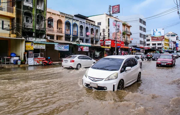 Наводнение после дождя в городе Шрирача — стоковое фото