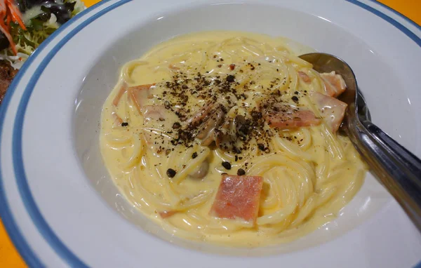 Spaghetti carbonara with pepper in white dish — Stock Photo, Image
