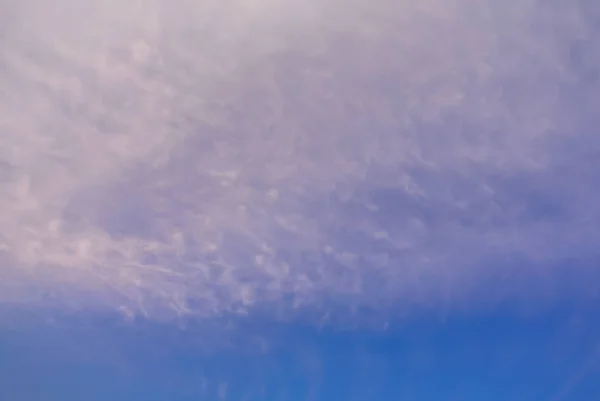 Mooie wolken met blauwe hemel achtergrond — Stockfoto