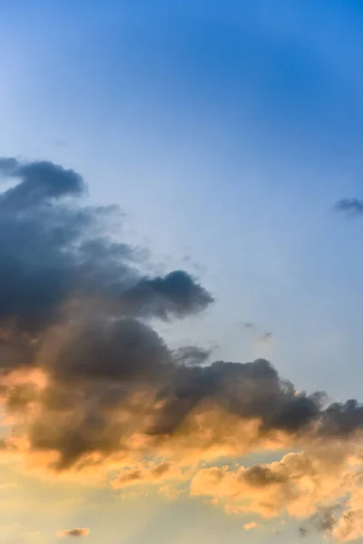 Wolken met zonsondergang lichteffect — Stockfoto