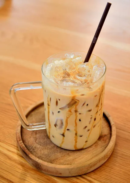 Café helado en bandeja de madera — Foto de Stock