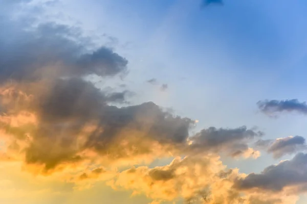 Wolken met zonsondergang lichteffect — Stockfoto