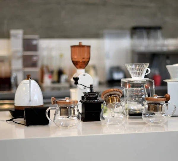 Koffie-apparatuur op teller — Stockfoto