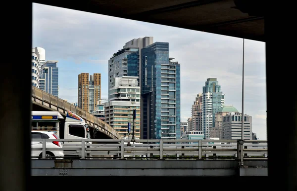 Bangkok stadsbild med bro förgrunden — Stockfoto