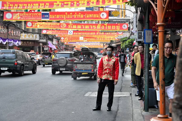 Niezidentyfikowany człowiek nosi maskę w Chinatown — Zdjęcie stockowe