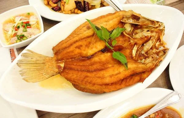 Pescado frito, comida tailandesa vista de ángulo alto —  Fotos de Stock