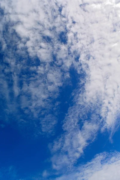 Blauwe hemel met wolken, natuur achtergrond — Stockfoto