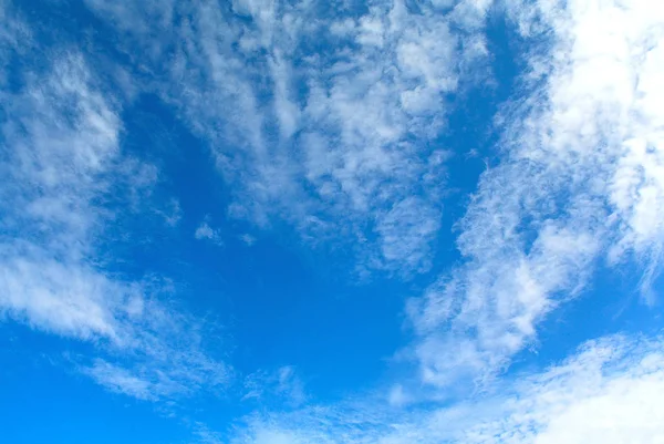 Блакитне небо з хмарами, фон природи — стокове фото