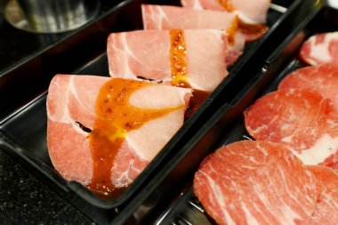 Sıcak tencere için soslu taze et, Çiğ yemek pişirmeye hazır