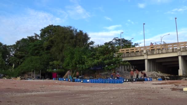 Chonburi Tailândia Julho Grupo Homens Movem Tanque Azul Ligado Para — Vídeo de Stock