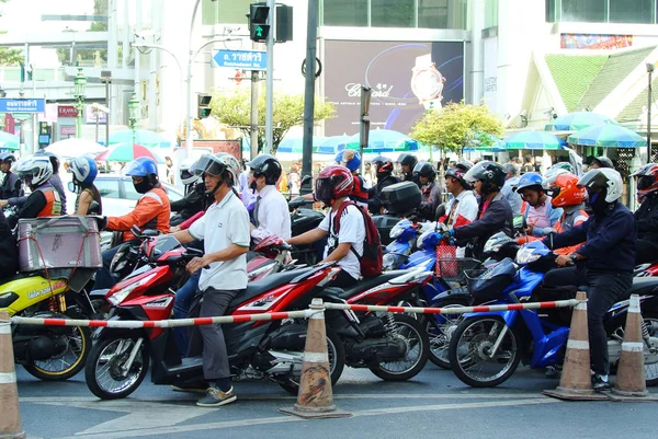 Motocicletas com engarrafamento na junção Ratch Prasong — Fotografia de Stock