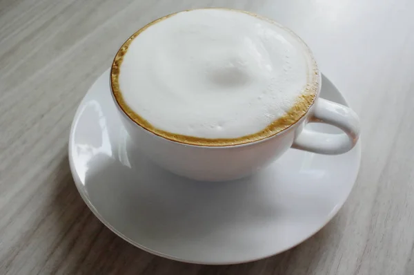 Reggeli csésze, forró tejeskávé fa asztalon — Stock Fotó