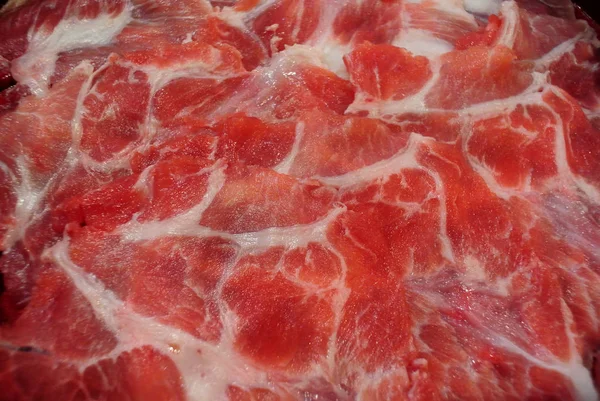 Roh geschnittenes Rindfleisch in Tablett zum Kochen — Stockfoto