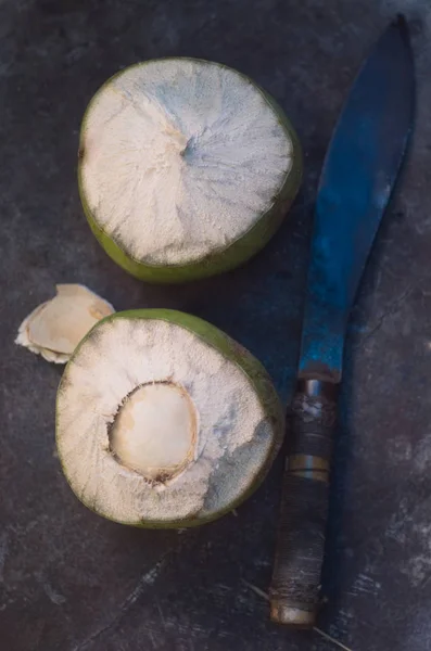 Giovane cocco tagliato pronto da bere — Foto Stock