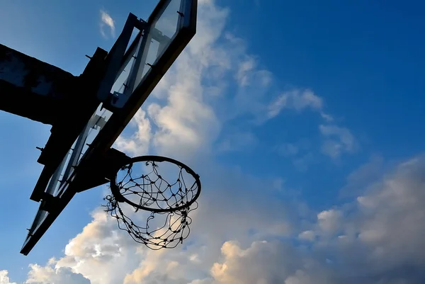 Silhueta de arco de basquete velho com nuvens no céu da noite — Fotografia de Stock