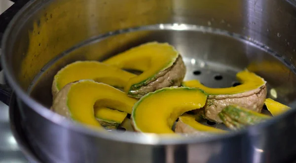 Gedämpfter Kürbis im Dampfgarer zum Kochen — Stockfoto
