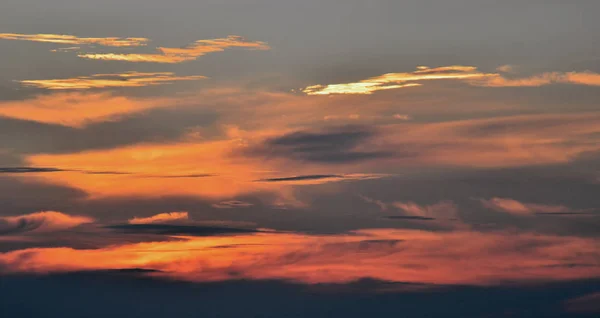 Ciel dramatique, Nuages avec effet de lumière du coucher du soleil sur — Photo