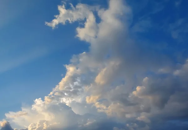 Mooie wolken in blauwe lucht achtergrond — Stockfoto
