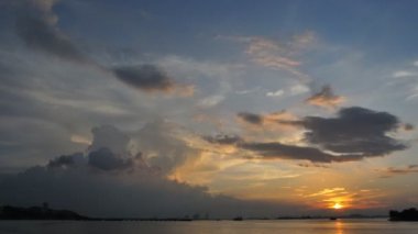 4 k zaman atlamalı günbatımı gökyüzünün denizde, Chonburi, Tayland, Thailand