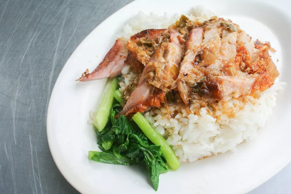 Knuspriges Schweinefleisch Mit Reis Auf Weißem Teller — Stockfoto