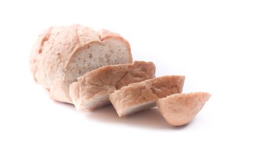 Ekşi ekmek beyaz arka planda izole edilmiş.