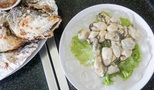 新鲜的牡蛎 盘子里有冰块 泰国菜 — 图库照片