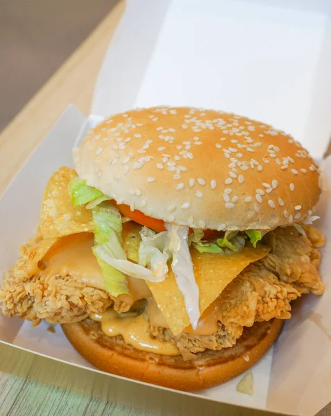 Burger Kurczaka Smażonego Białym Pudełku — Zdjęcie stockowe