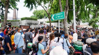 BANGKOK, THAILAND - 5 AUG: Piyango mafyası Piyango Bölümü 'nü düşen protestocular, Bangkok, Tayland onuruna 5 Ağustos 2020 tarihinde piyango fiyatlarını düşürmeye çağırıyor