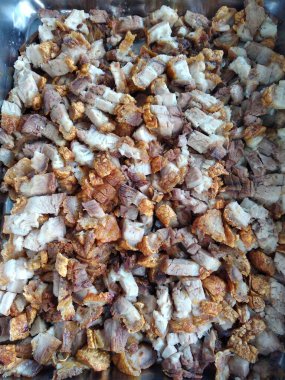 Yemek için tepside kızarmış domuz eti.