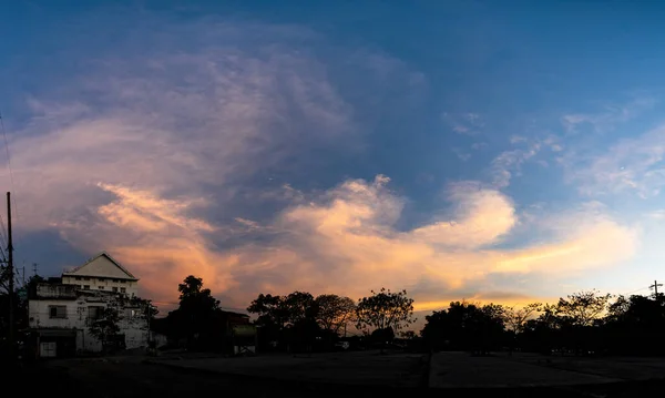 Vista Panorámica Nubes Cielo Dramático Con Silueta Árbol — Foto de Stock