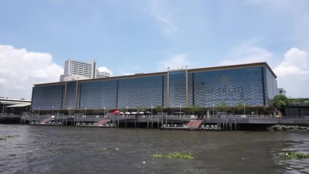 Pusat perbelanjaan sungai Chao Phraya pemandangan sungai dari kapal feri — Stok Video