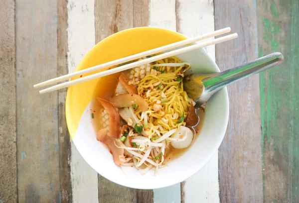 辛いスープと卵麺 タイの辛い麺 — ストック写真