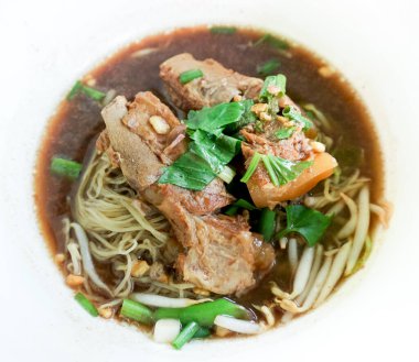 Haşlanmış domuz çorbası ve yüksek açılı erişte.