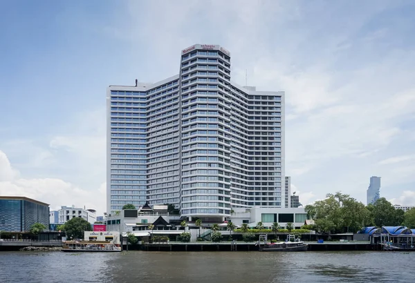 バンコク タイのバンコクで2020年8月31日にチャオプラヤ川のフォアグラウンドでロイヤルオーキッドシェラトンホテル タワーズファサードの建物 — ストック写真