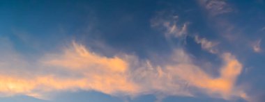 Güzel, canlı, dramatik bir arka plan.