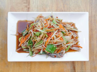 Çiğ karidesli baharatlı papaya salatası.