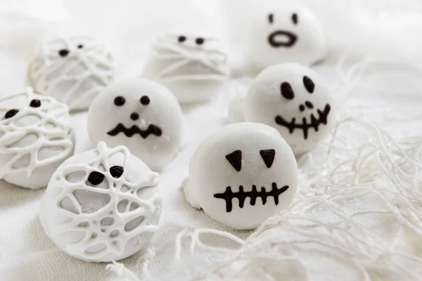 Domácí koláček v podobě příšer a kostry pro děti na Halloween — Stock fotografie
