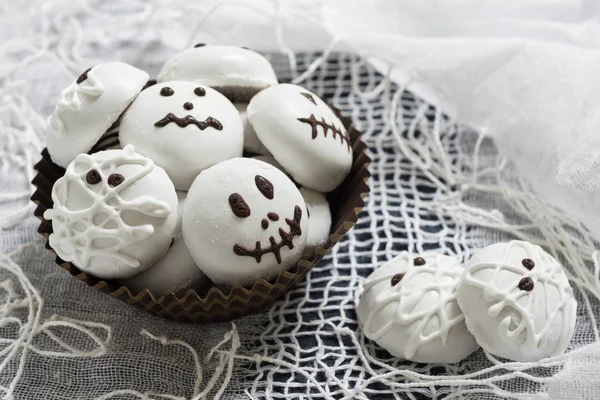 Házi süti formájában a szörnyek, és a gyerekek a Halloween csontvázak — Stock Fotó