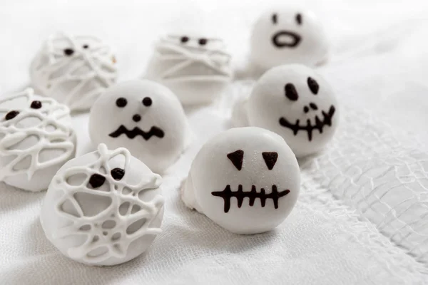 Galleta casera en forma de monstruos y esqueletos para niños en Halloween — Foto de Stock