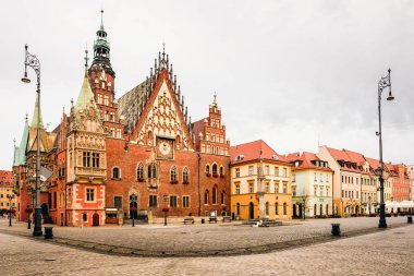 Wroclaw Pazar Meydanı Belediye Binası ile sabah olay yerine. Cityscape Silesia, Polonya, Avrupa'nın tarihsel başkentinde