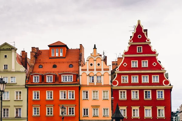 Edificios en la Plaza del Mercado medieval en Wroclaw, Polonia — Foto de Stock